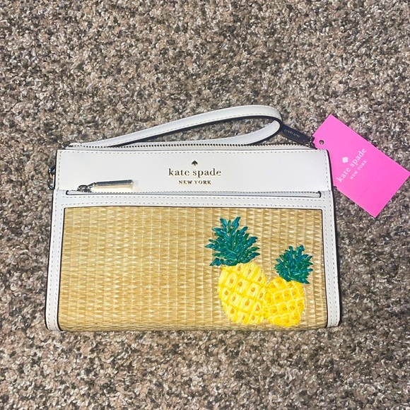 kate spade Handbags - NWT! Kate Spade wristlet!